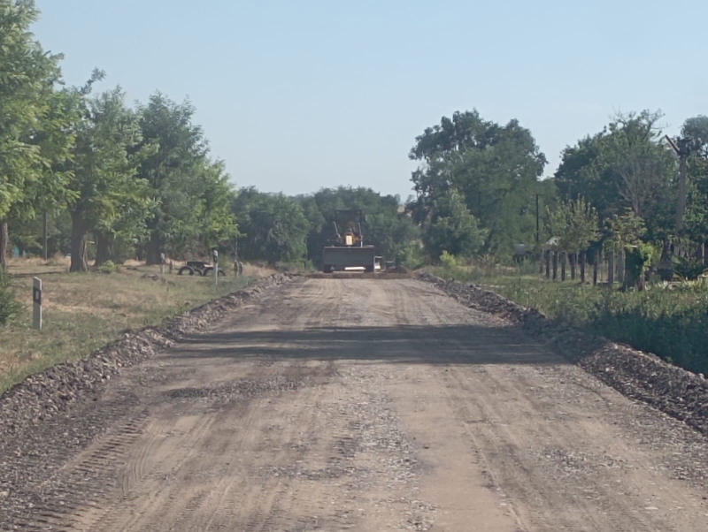 В селе Подлесном приступили к ремонту улицы Октябрьской.