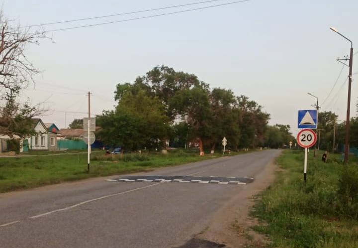 В селе Безопасном благодаря муниципальной программе поддержки инициативного бюджетирования завершены работы по обустройству искусственных дорожных неровностей.