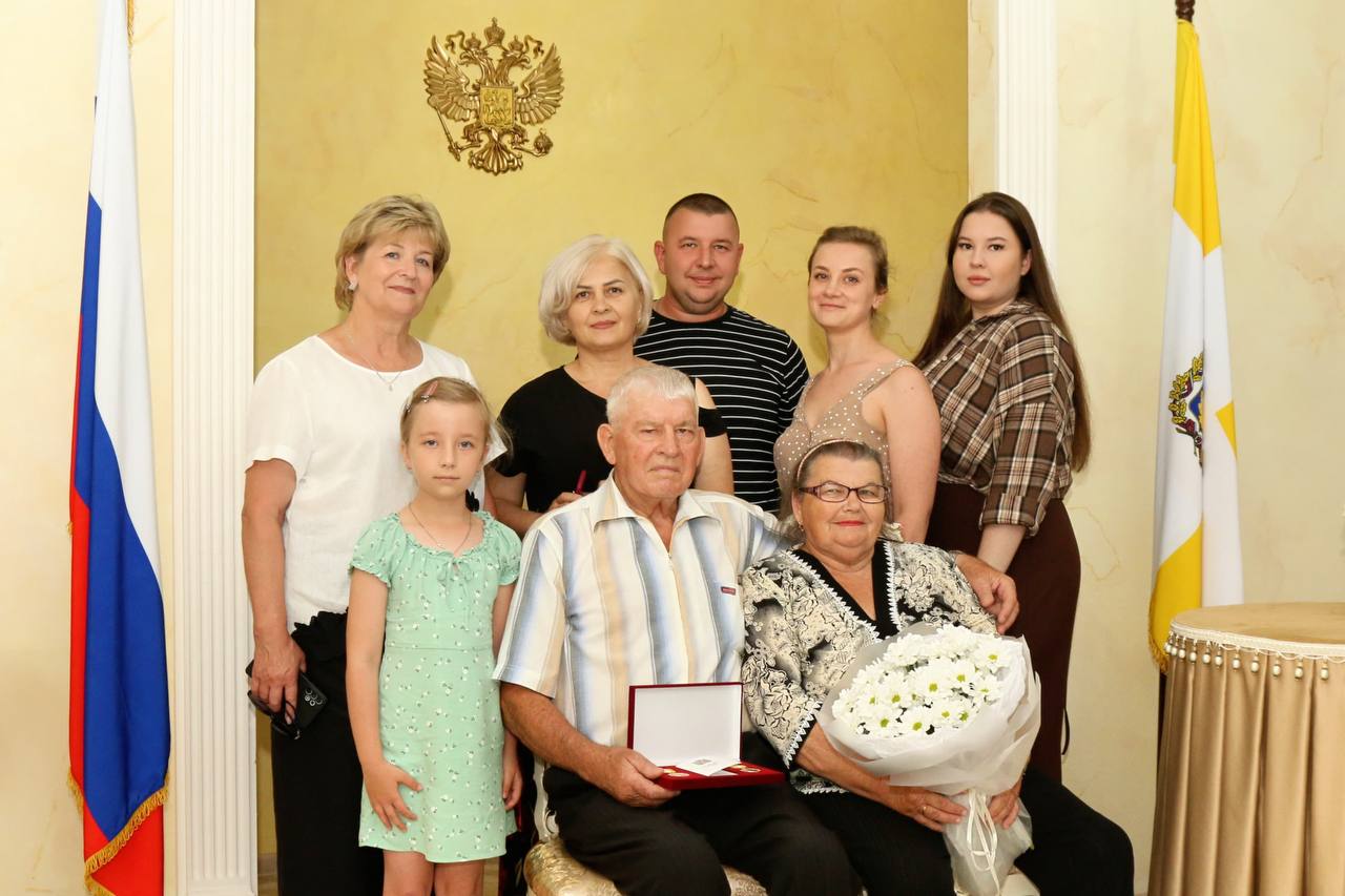 Медалью Ставропольского края «За сохранение семейных ценностей» в этом году наградили семью Политанских Валерия Филипповича и Галины Дмитриевны..