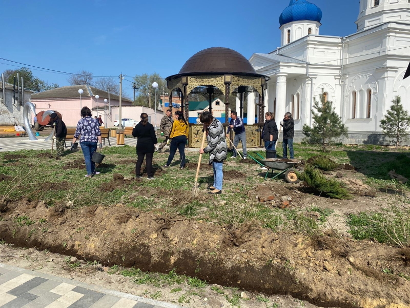 В Труновском прошёл субботник по озеленению новой благоустроенной территории в центре села.