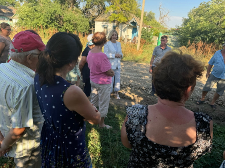 Сегодня приехала в село Безопасное, чтобы встретиться с жителями улицы Апанасенко. Сегодня приехала в село Безопасное, чтобы встретиться с жителями улицы Апанасенко.