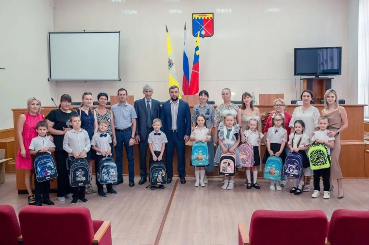 Первоклассники Труновского округа получили подарки от КТК. Первоклассники Труновского округа получили подарки от КТК.