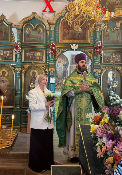 Православный мир отмечает сегодня один из главных христианских праздников — Троицу, символизирующую триединство Бога — Отца, Сына и Святого Духа. Православный мир отмечает сегодня один из главных христианских праздников — Троицу, символизирующую триединство Бога — Отца, Сына и Святого Духа.